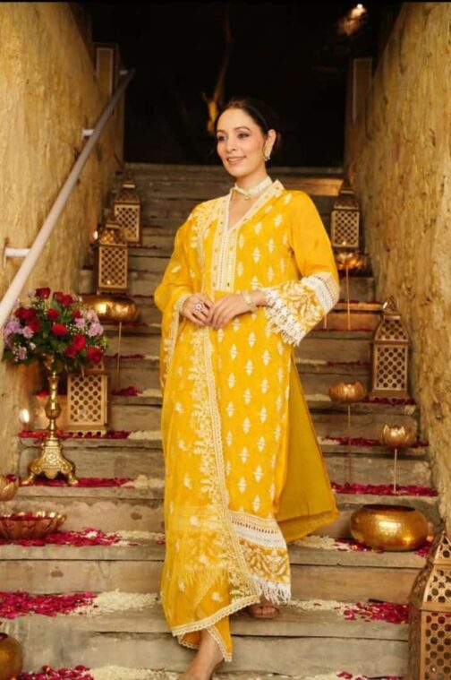 Beautiful Pakistani Suits - Image 12