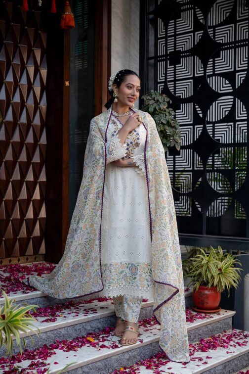 Beautiful Three Piece With Thread Work