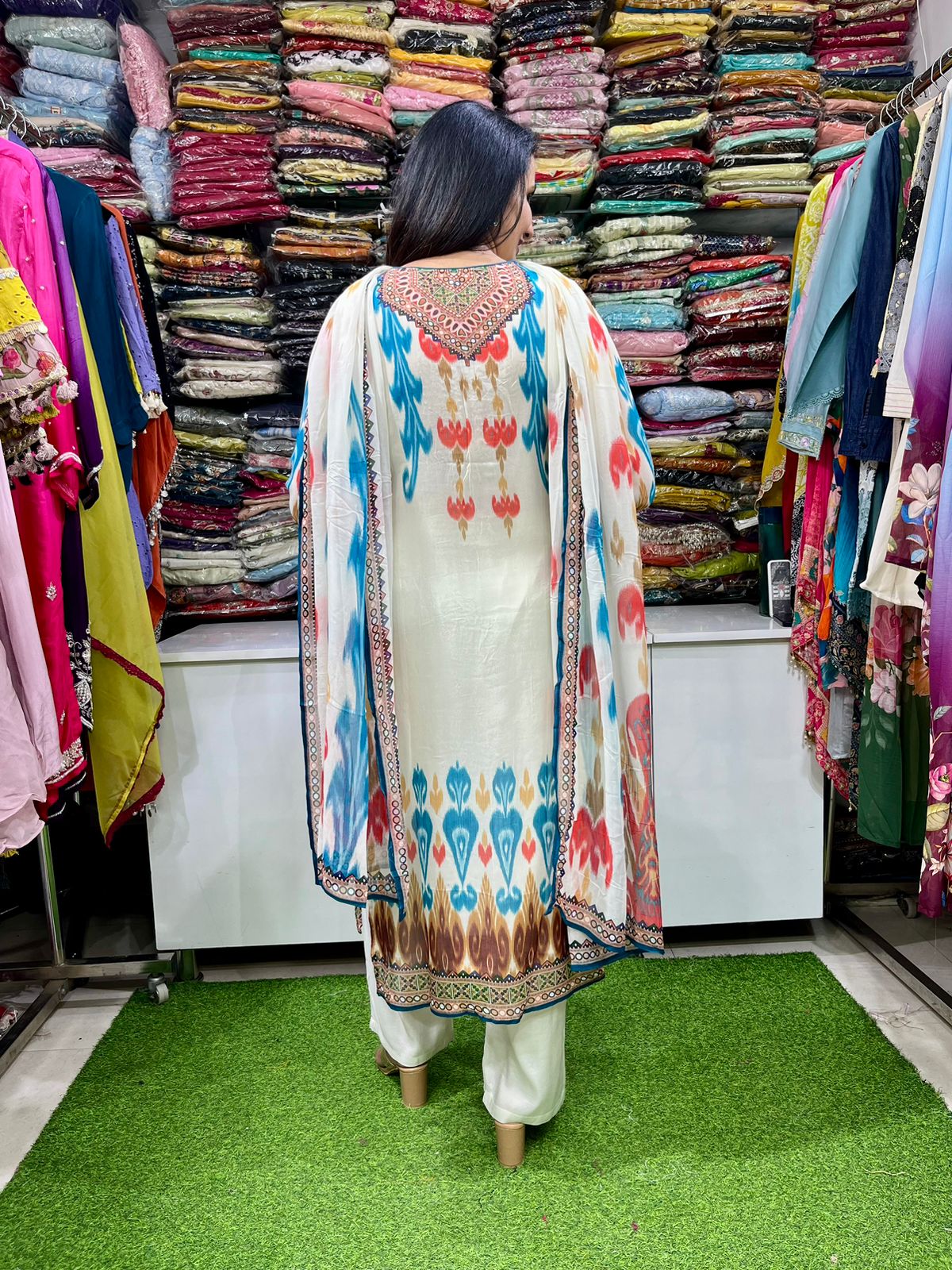 Beautiful Pure Georgette Suit Set - Image 4