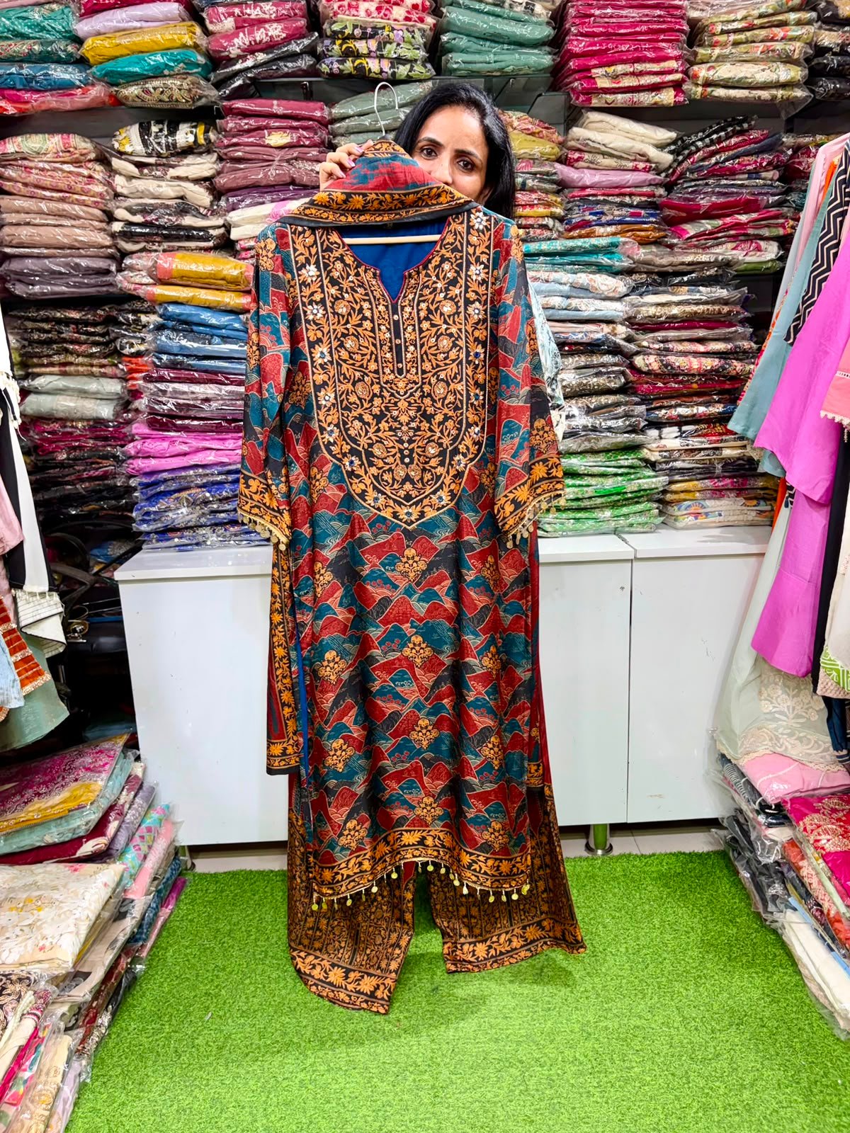 Designer Pakistani Style Suit Set